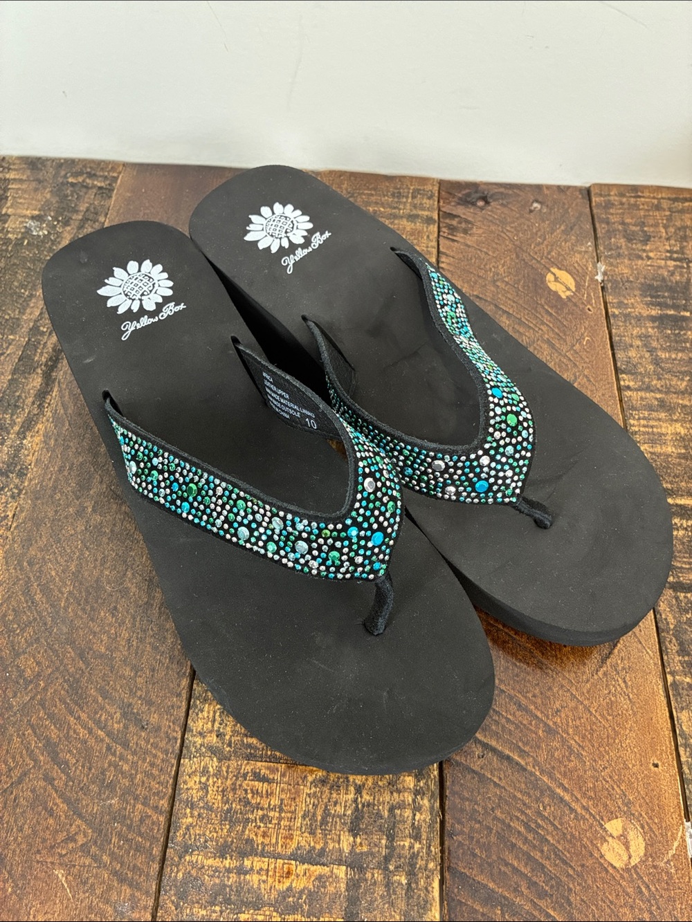 NWoT Yellow Box 10 Black Wedge Flip Flop Sandals Teal Silver Accents Foam Africa